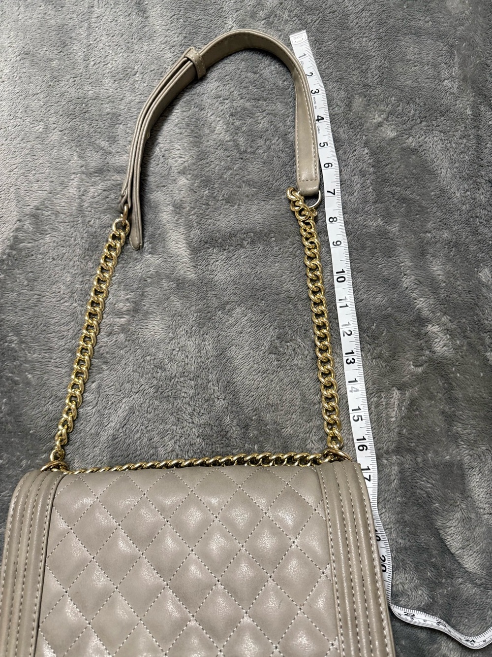 BCBG Quilted Shoulder Bag in Light Gray with Gold Chain - Picture 7 of 12